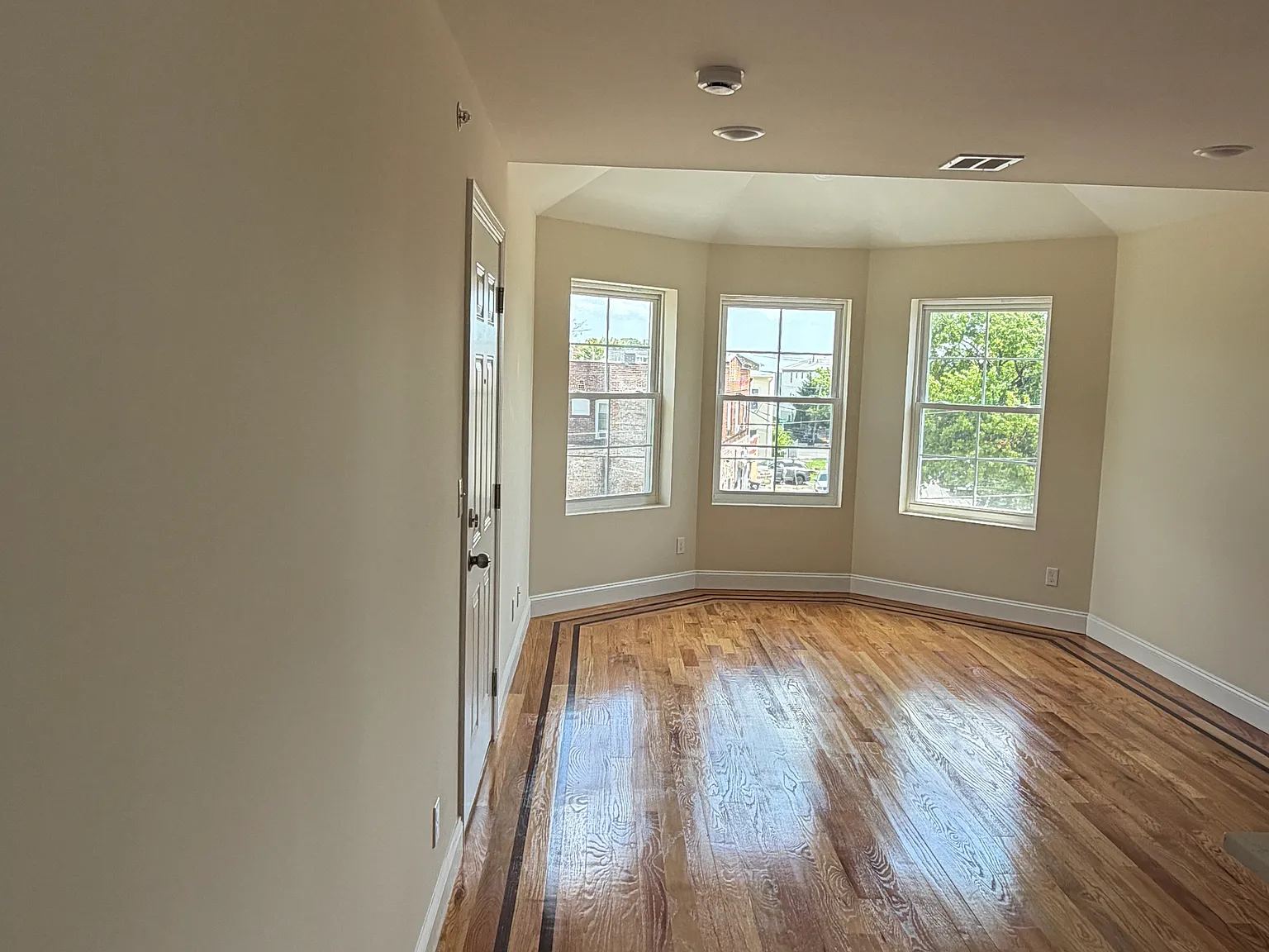 3 bed, $3,000 — Photo 2