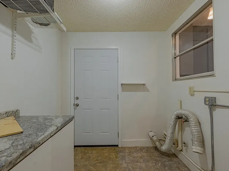 912 W 39th St — Photo 15