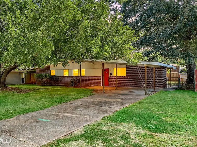 2510 Waverly Dr — Photo 2