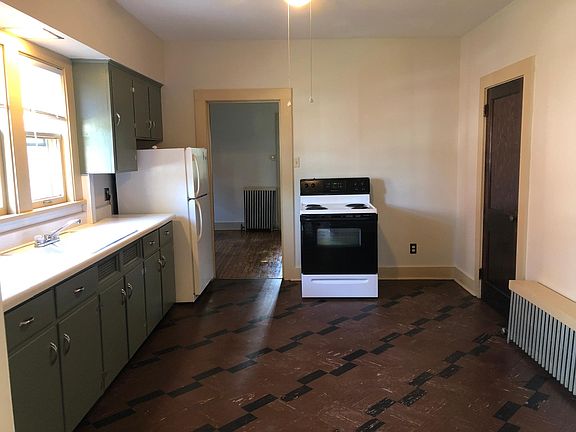 Nice eat in kitchen with appliances