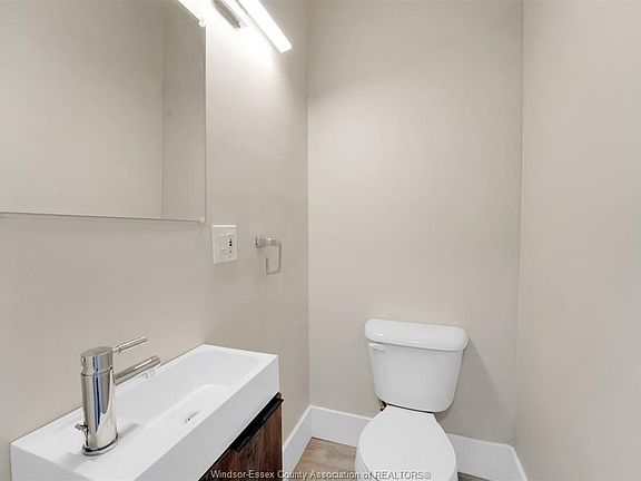 4th image of 287 Villaire Ave