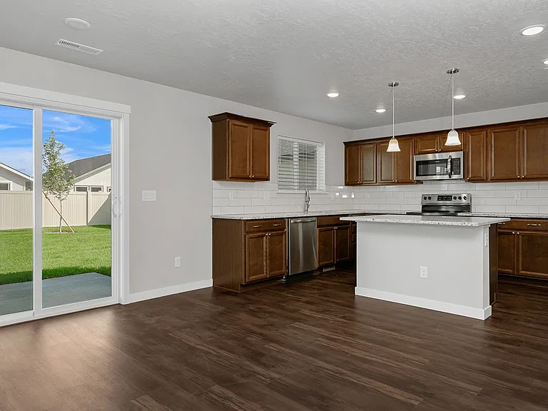 678 E Taper St — Photo 2