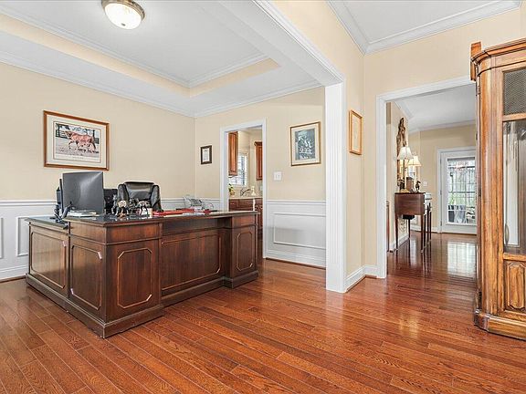 4th image of 2496 Eastway Dr