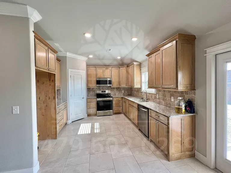 905 Jameson St — Photo 6