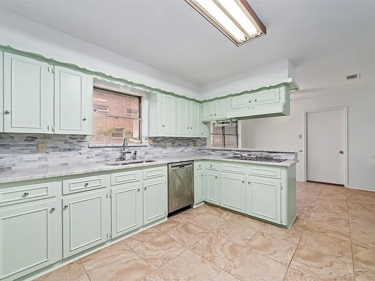 5450 Beechnut St — Photo 14