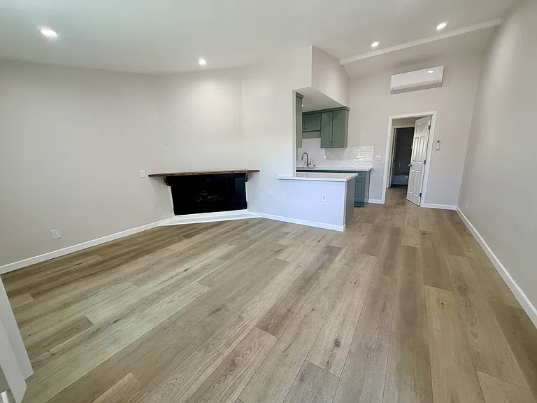 3943 E 4th St #13 — Photo 2