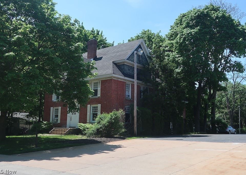 2nd image of 625 W Walnut Ave