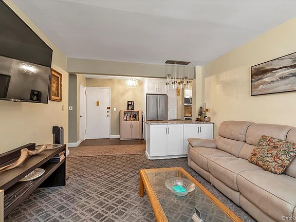 4th image of 504 Merrick Road #3G