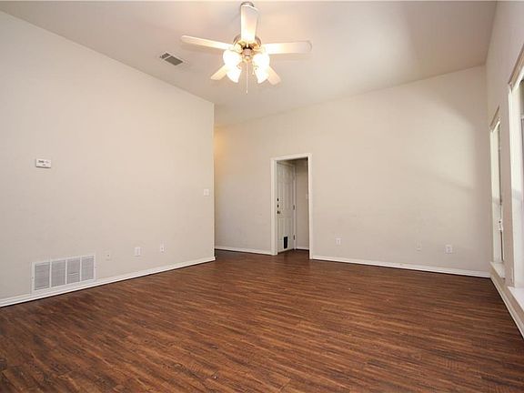 4th image of 762 Oak Park Dr