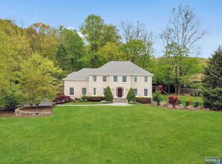 51 Bridle Path Ln, Mahwah, NJ 07430