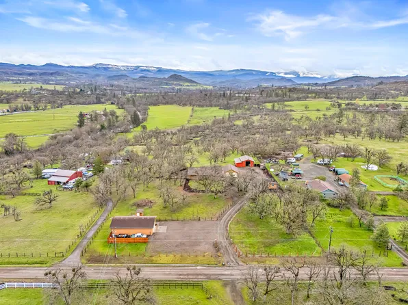 446 Ayres Rd, Eagle Point, OR 97524