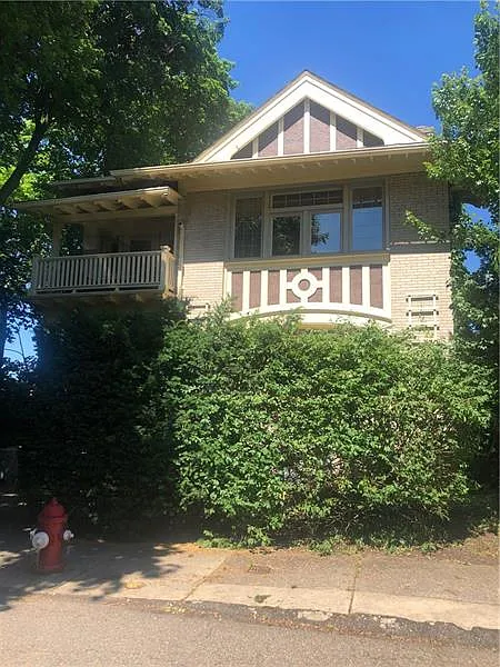 515-517 Saint James Pl photo 1