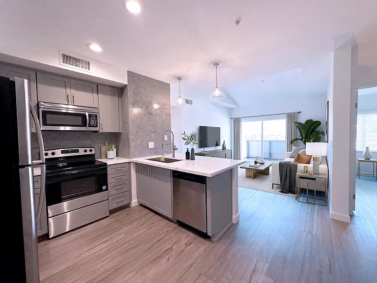 Cahuenga Place — Photo 24