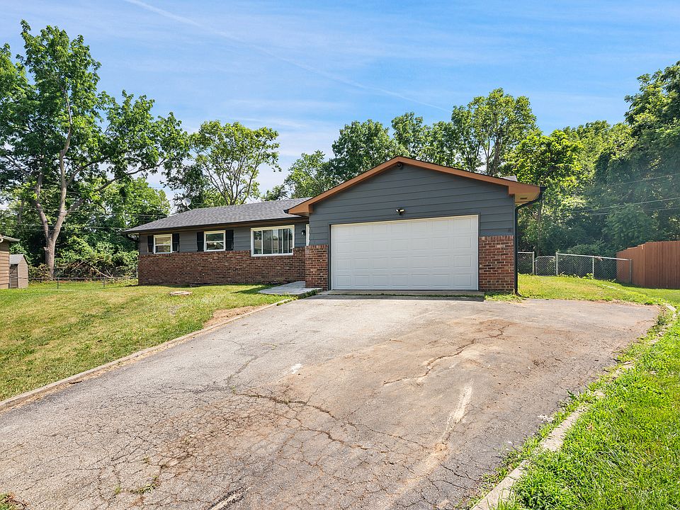 1st image of 221 Fisher Ct