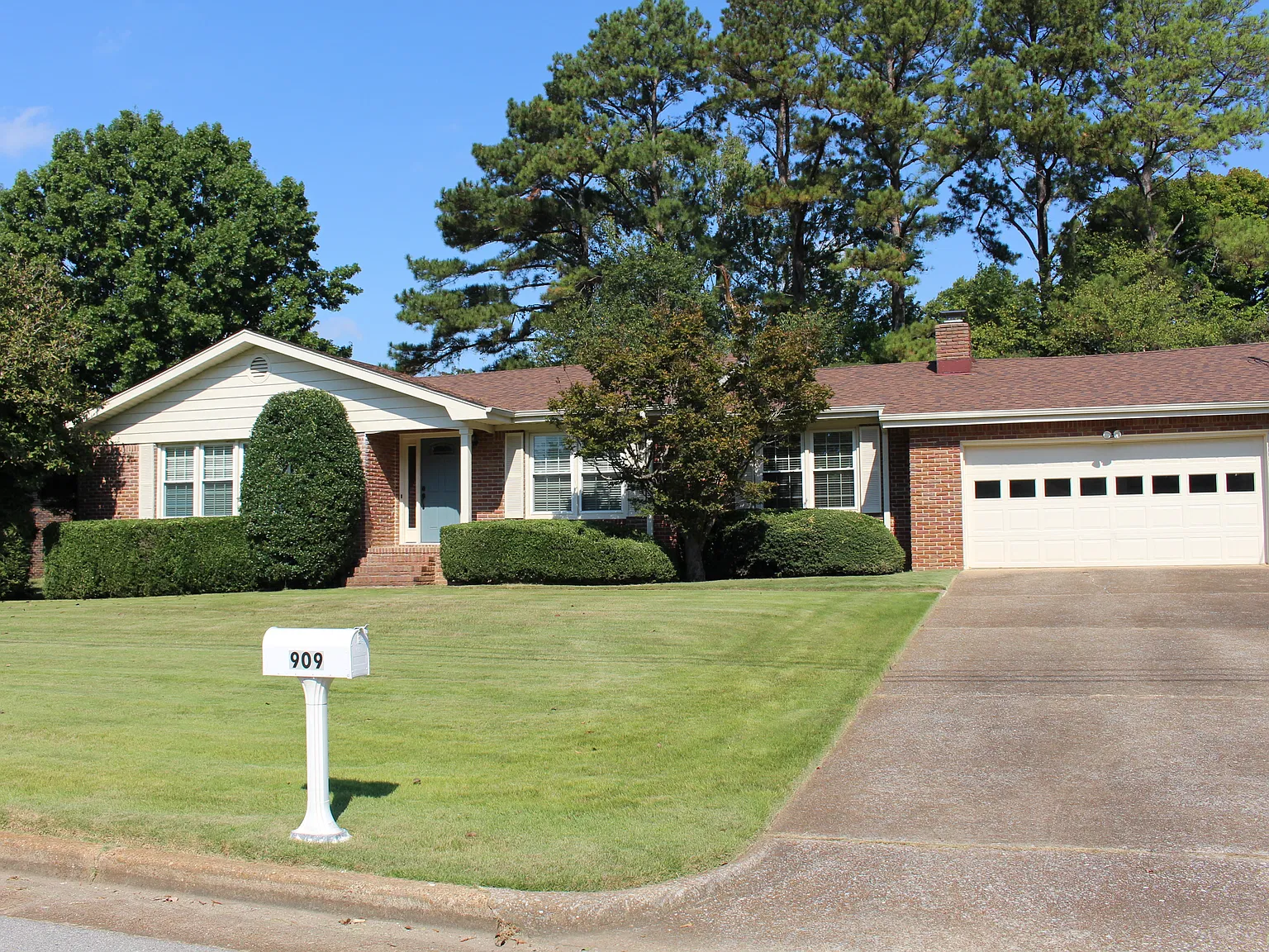 4 bed, 2056 sqft, $2,150 — Photo 1