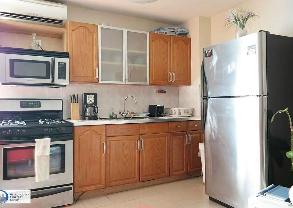2nd image of 56 Saint Marks Pl APT 1C