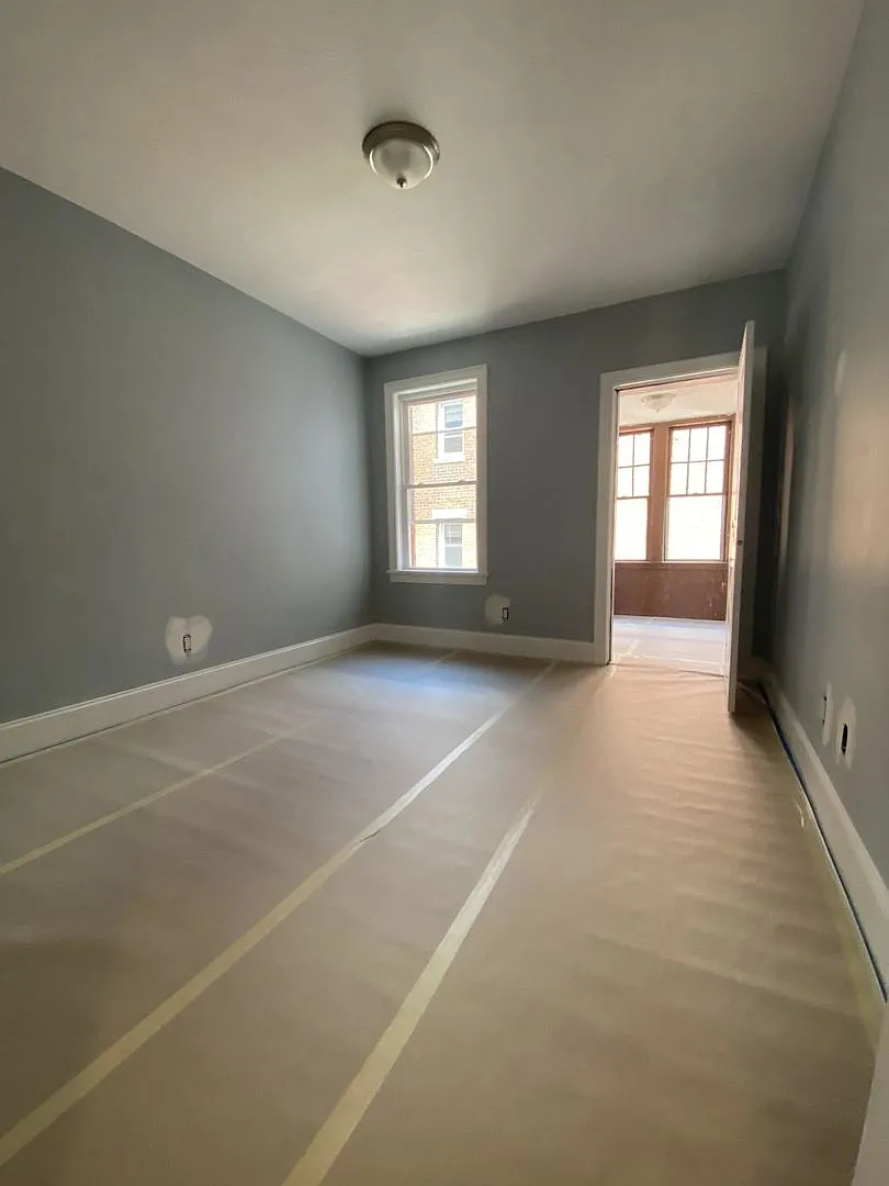 Fully Renovated, Central Heat/AC, Large bedrooms, Central Location. Laundry on a Site — Photo 2