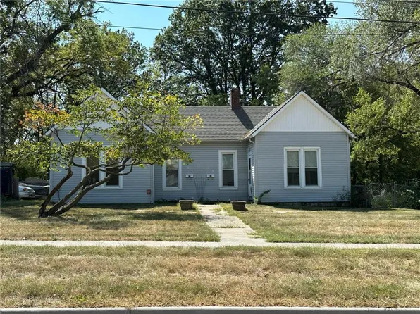 561 & 563 W Park St, Olathe, KS 66061