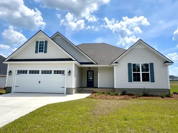 3916 Landings Cir, Hahira, GA 31632