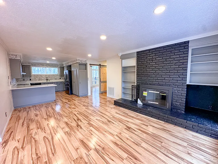 323 Forrest Glen Rd — Photo 4