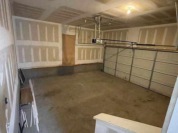 3rd image of 1043 Hogan Rd