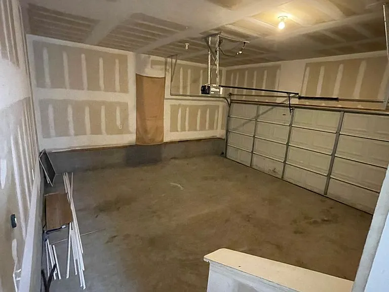 1043 Hogan Rd — Photo 3