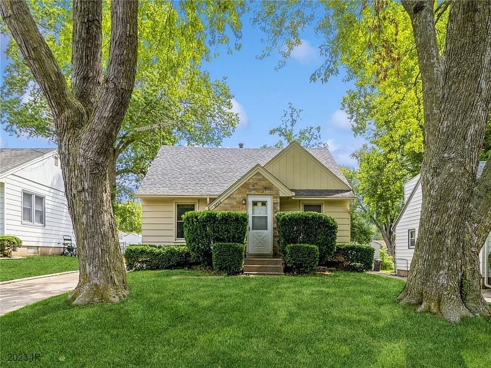 3705 38th St, Des Moines, IA 50310 | Zillow