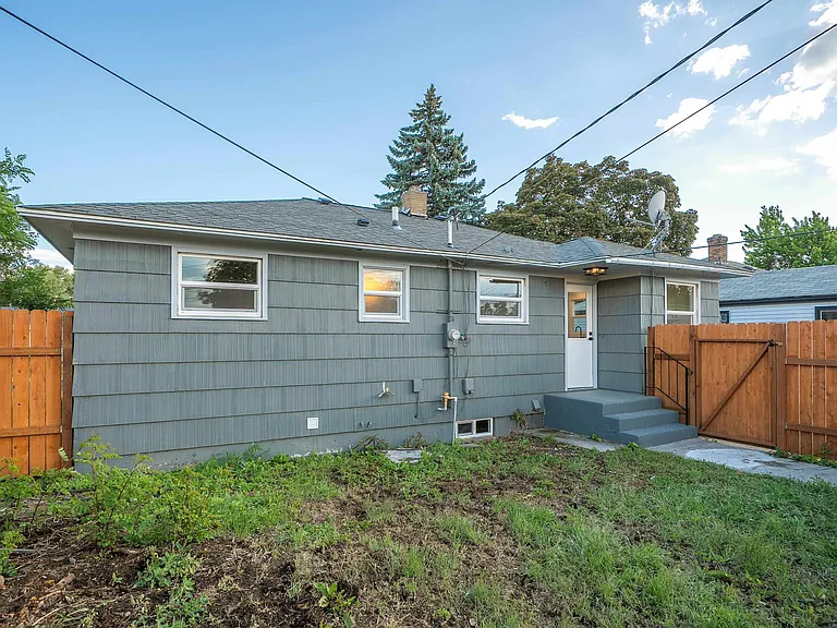 2217 E Longfellow Ave — Photo 15