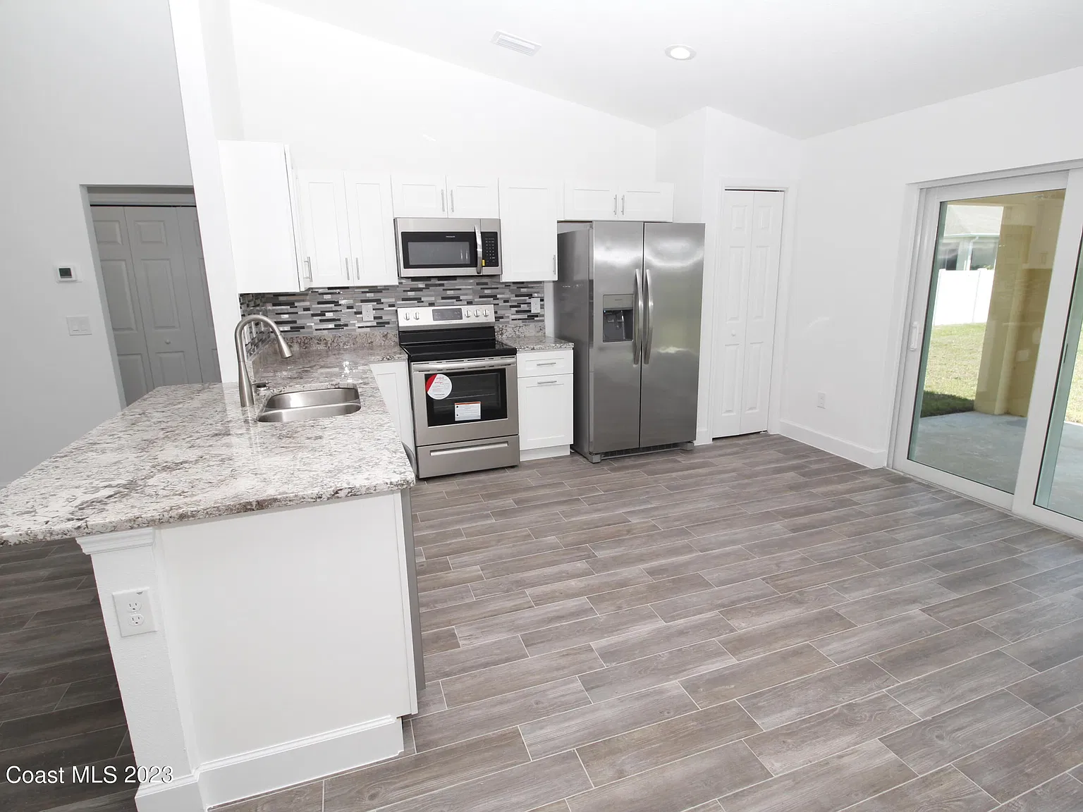 3 bed, 2.0 bath, 1800 sqft, $1,995 — Photo 4