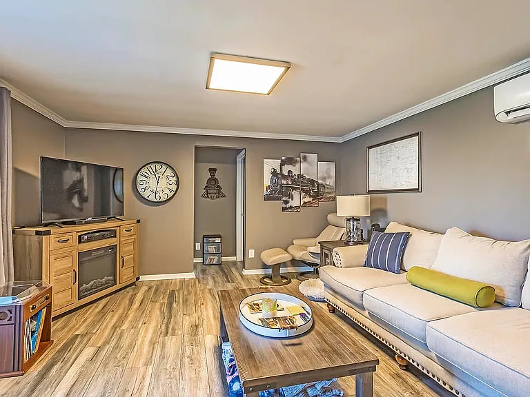2402 Rodney Dr SE — Photo 2