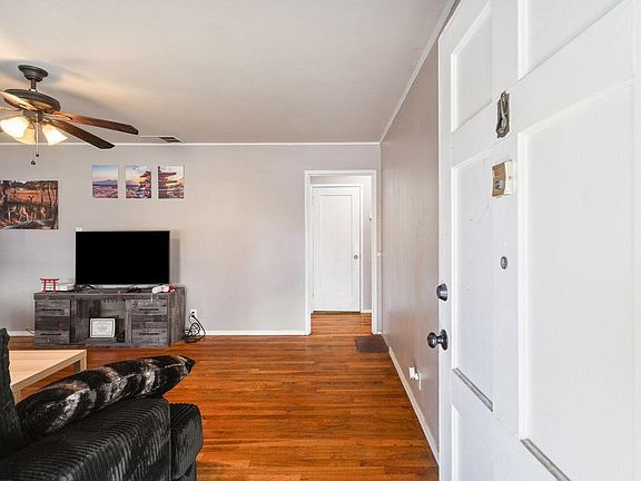 5th image of 229 W Colonial Drive