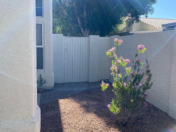 3rd image of 1217 N Cliffside Dr