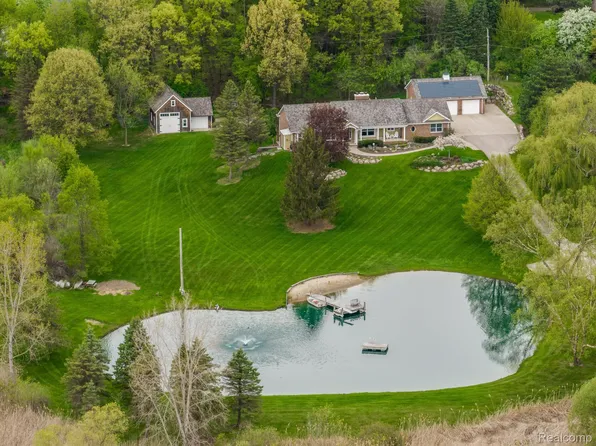 3200 Cook Ct, Rochester, MI 48306