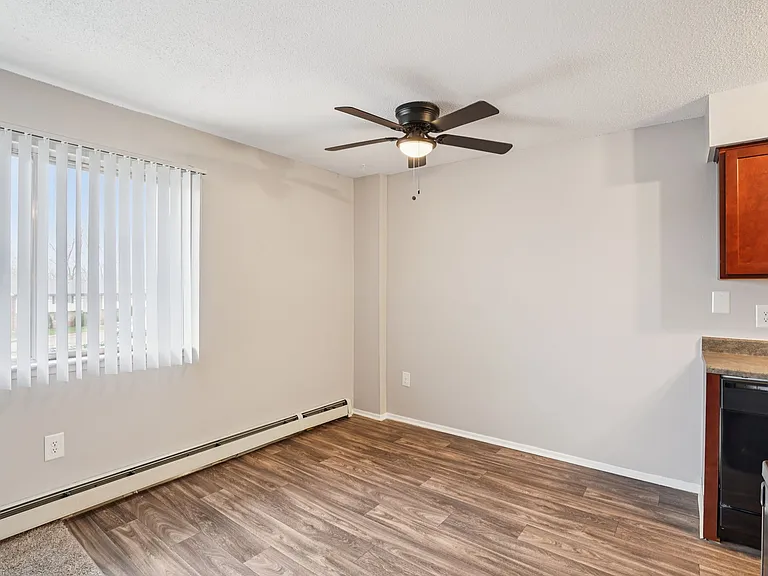 Hillcrest Club Apartments — Photo 43