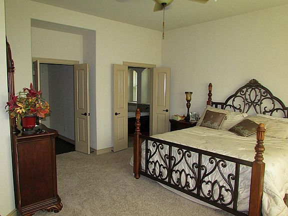 3rd image of 40515 Manor Dr