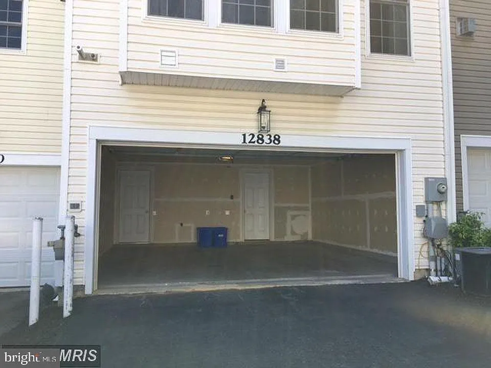 3 bed, 4.0 bath, 2022 sqft, $3,000 — Photo 2