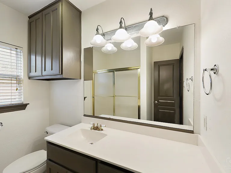 2824 Dyer St — Photo 11