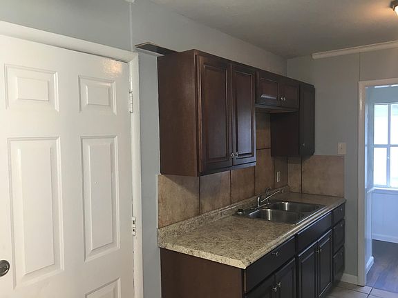 3rd image of 425 Martha St