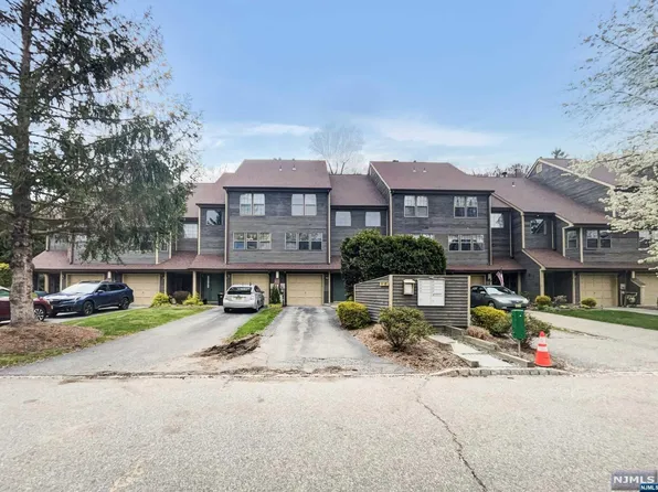 45 Manchester Ln, West Milford, NJ 07480