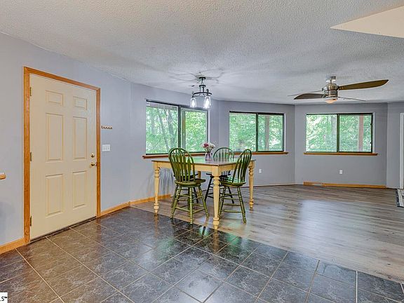 5th image of 145 Hidden Valley Rd