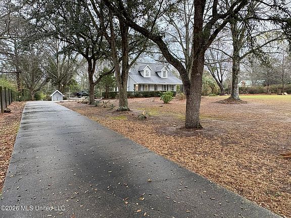 5th image of 182 Blue Lakes Dr