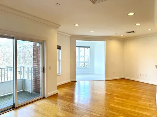 629 Hammond St Unit E205, Brookline, MA 02467