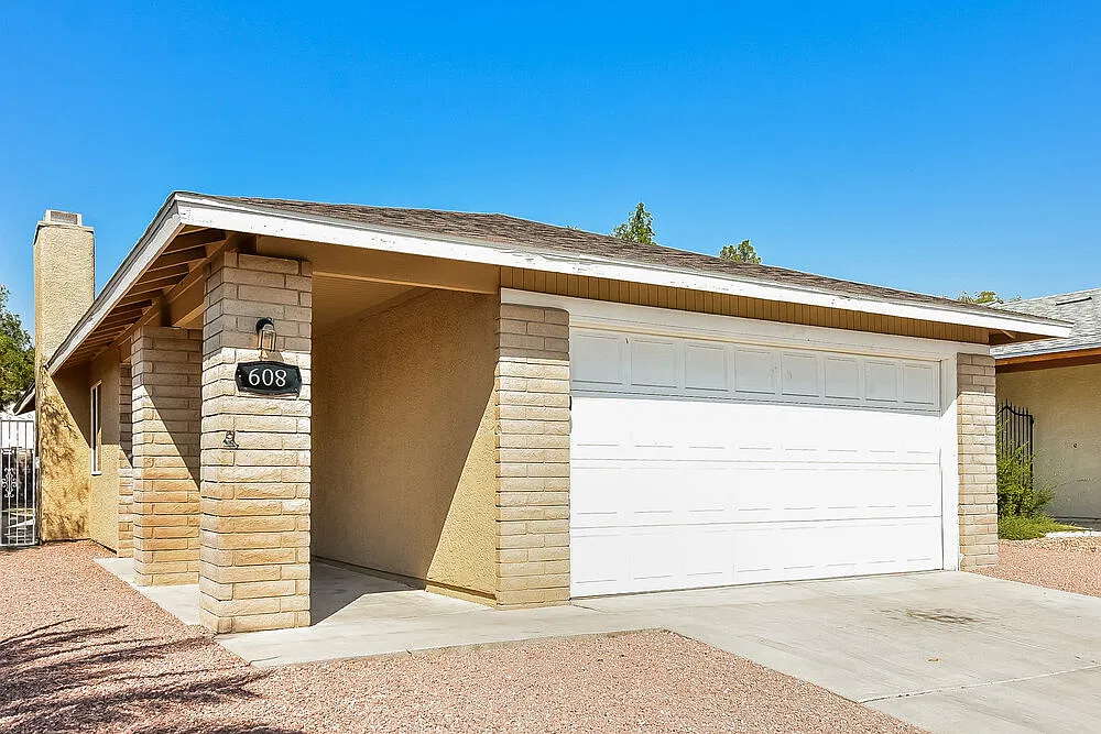 3 bed, 2.0 bath, 1294 sqft, $1,950 — Photo 3