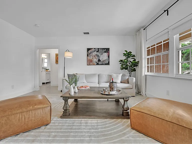 555 NE 127th St — Photo 32