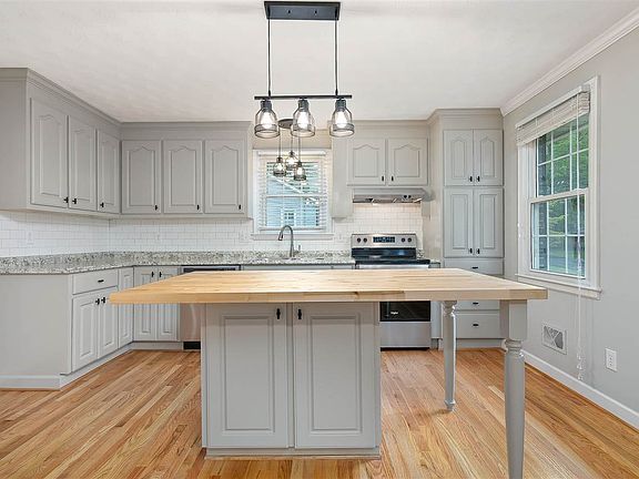 3rd image of 115 Woodland Dr