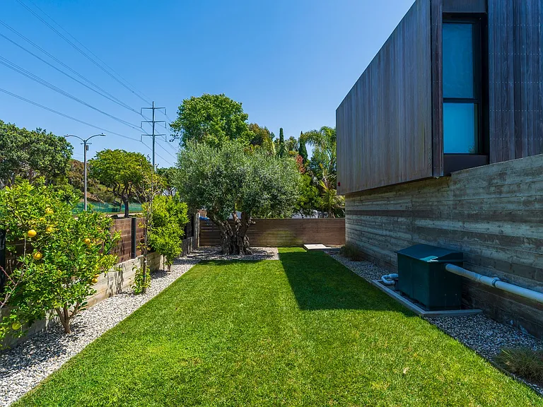 762 Rosecrans Ave — Photo 3