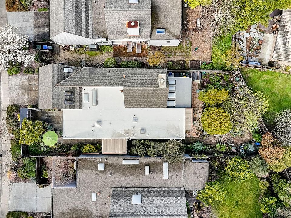 2nd image of 375 Dahlia Drive