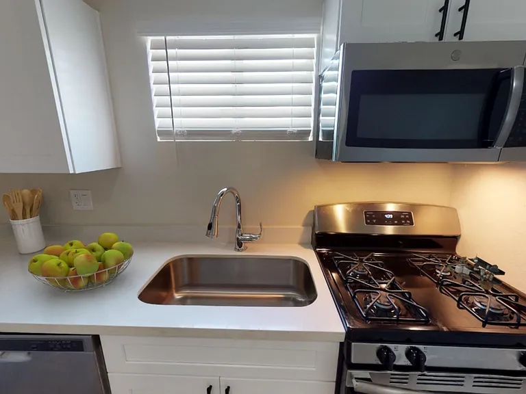 906 E Roma Ave — Photo 34