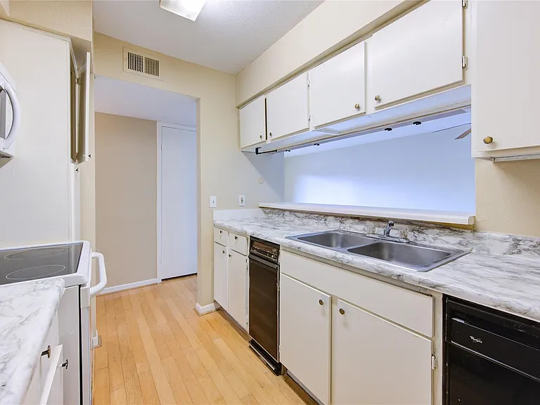 3055 Walnut Bend Ln #21 — Photo 12