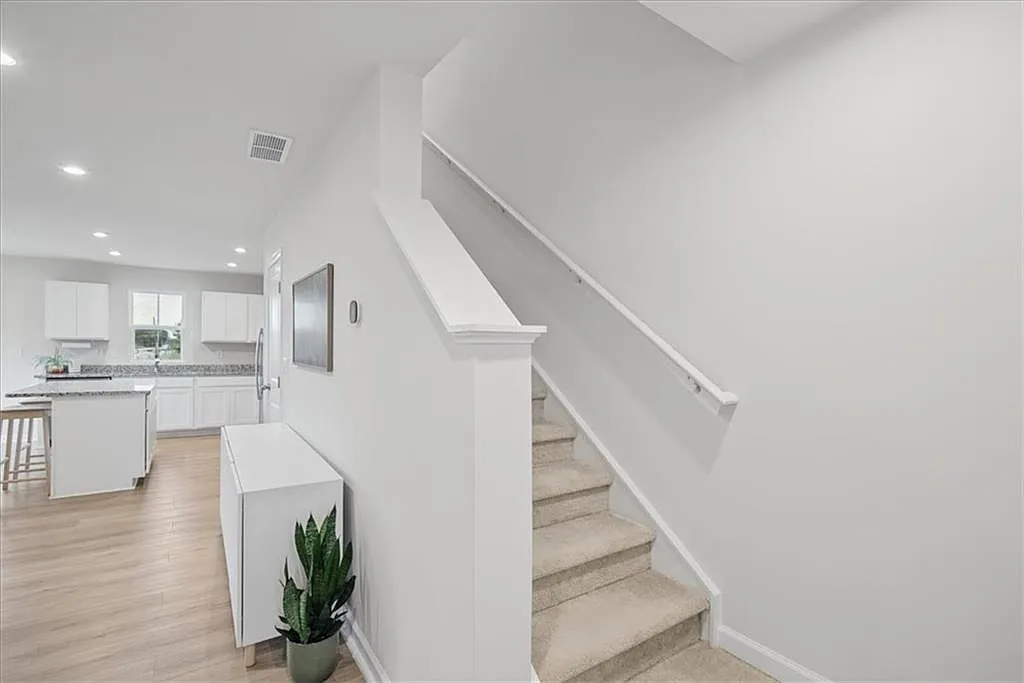 3 bed, 2.5 bath, 1452 sqft, $1,799 — Photo 4